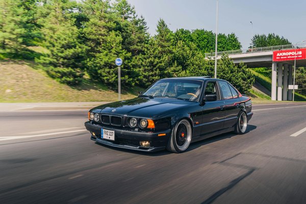 Qual é o impacto do tamanho do veículo na eficiência das operações de transporte?